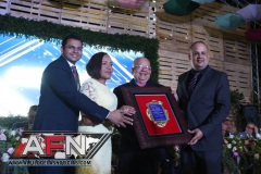 Baudilio-Castillo-recibe-pergamino-de-reconocimiento-Copiar