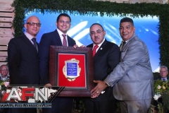 Francisco-Quezada-de-Industrial-Macier-recibe-una-placa-de-reconocimiento-Copiar