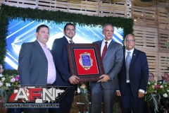 Jose-Ramon-Peralta-es-reconocido-en-la-feria-recibe-una-placa-de-reconocimeinto-del-presidente-de-la-asociacion-de-comerciantes-Alexander-Soriano-Copiar